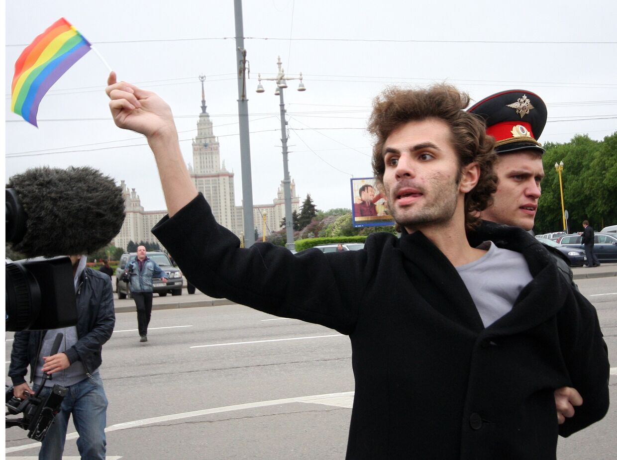 Милиционеры задерживают участников славянского гей-парада в Москве