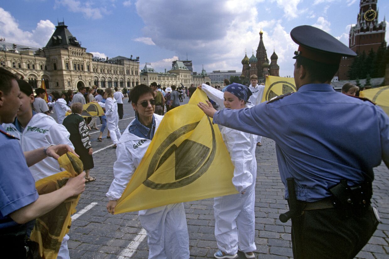 Акция Гринпис против ввоза ядерных отходов на Красной площади в Москве