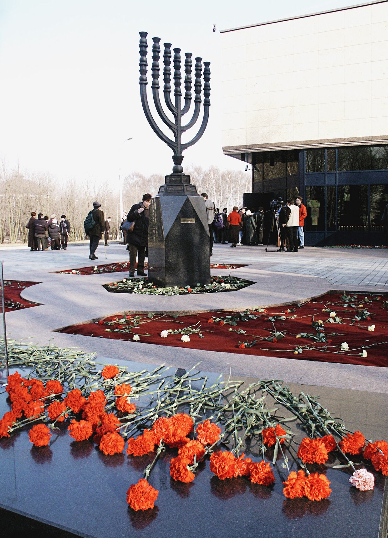 Цветы у Музея Холокоста на Поклонной горе в память о евреях - жертвах нацизма.