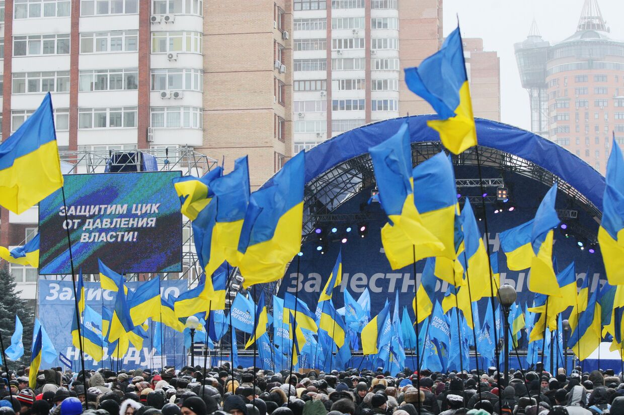 Митинг сторонников Виктора Януковича у здания ЦИК