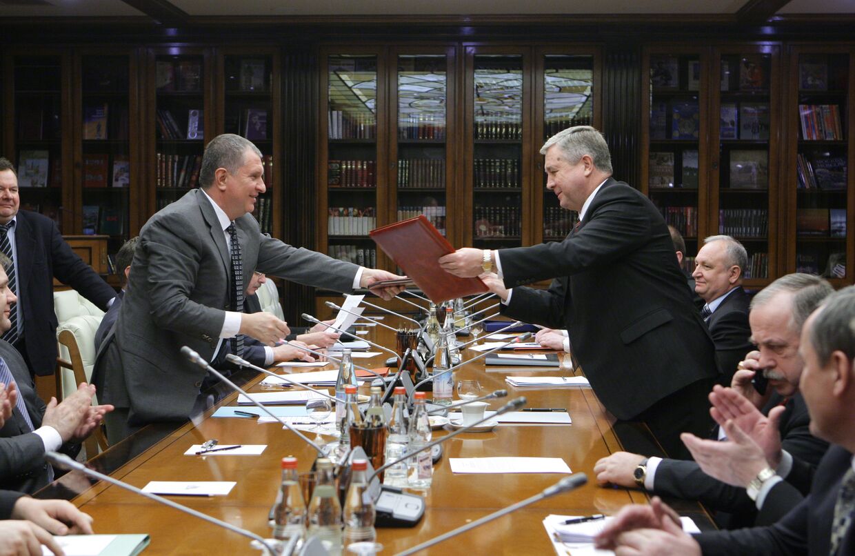 Игорь Сечин и Владимир Семашко во время церемонии подписания документов по итогам переговоров