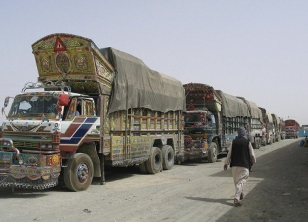 Грузовики с грузами НАТО на афганско-пакистанской границе