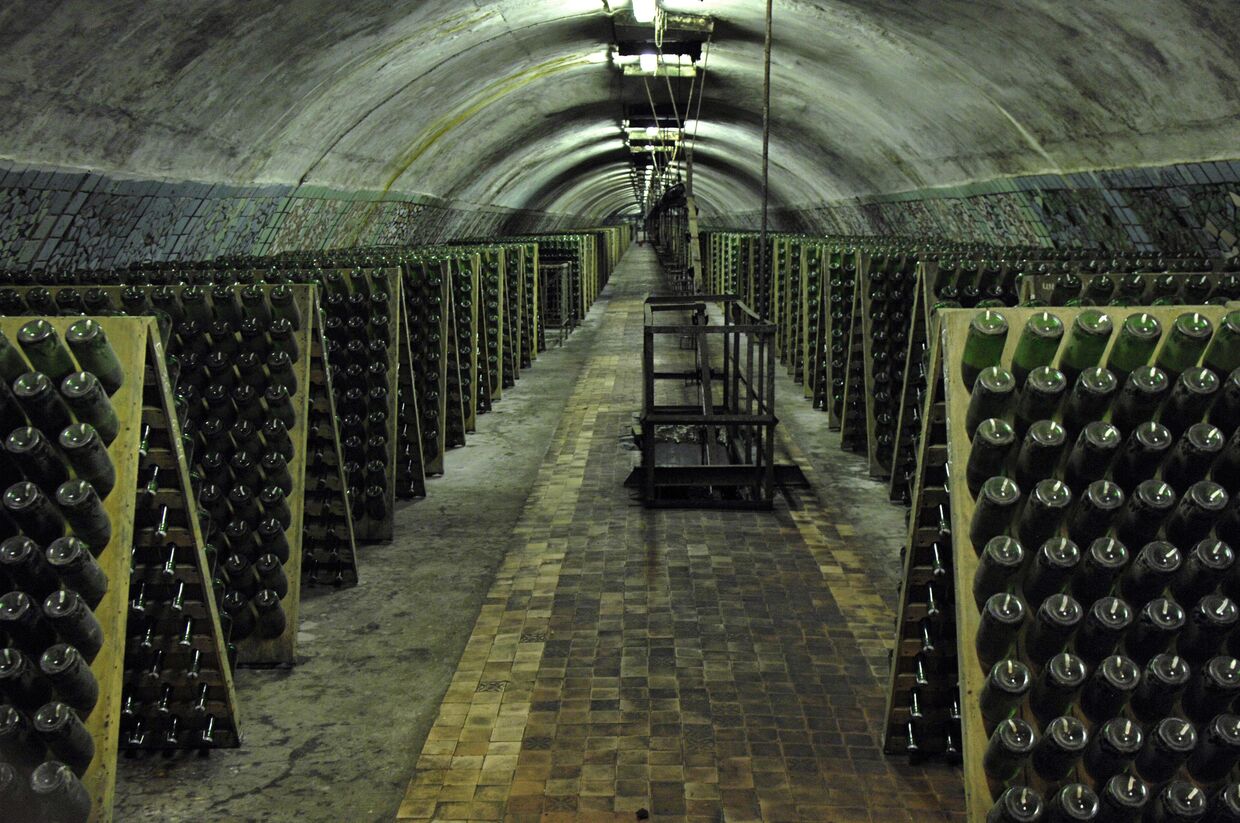 Работа завода шампанских вин Абрау-Дюрсо