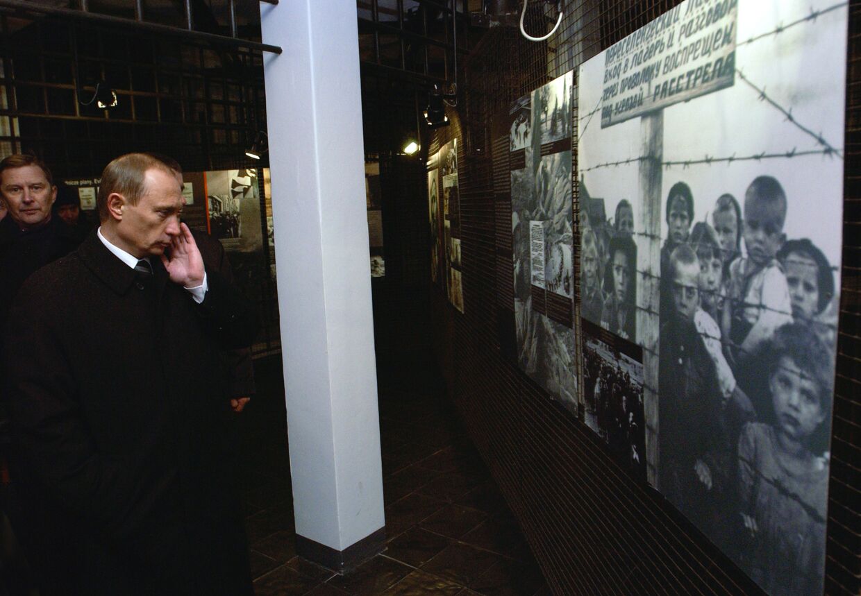 Президент России Владимир Путин (слева) осмотрел Музей узников нацистского концлагеря Аушвиц-Биркенау 