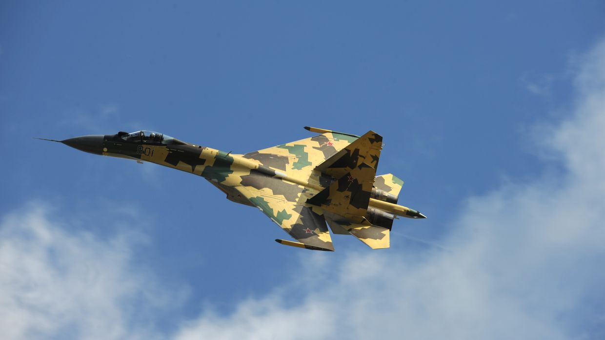 Реактивный истребитель Су-35