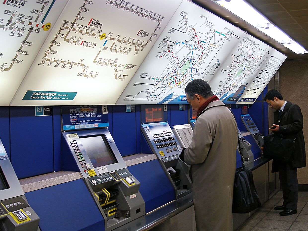 В метро города Токио