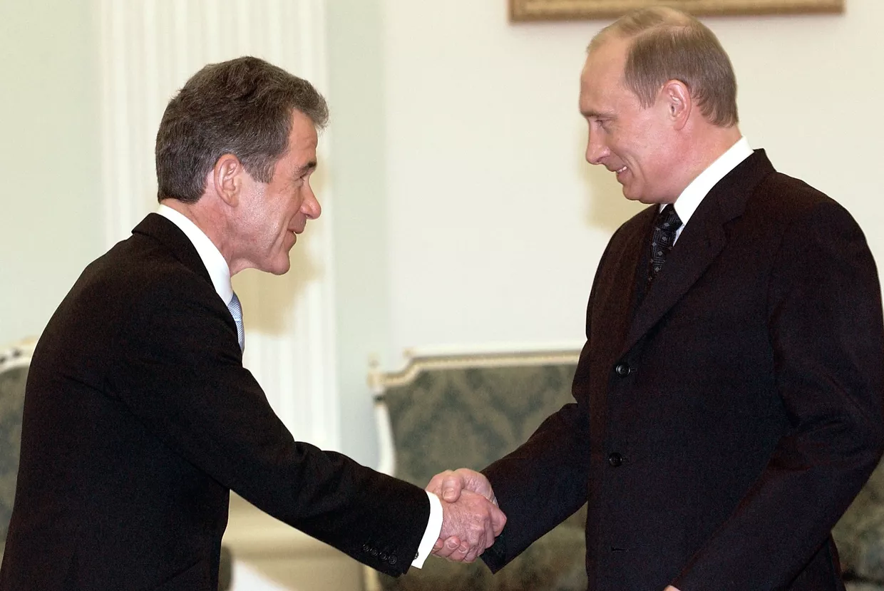 Президент России Владимир Путин во время встречи с главой компании British Petroleum (ВР) лордом Джоном Брауном в Кремле. Президент России Владимир Путин во время встречи с главой компании British Petroleum (ВР) лордом Джоном Брауном в Кремле.