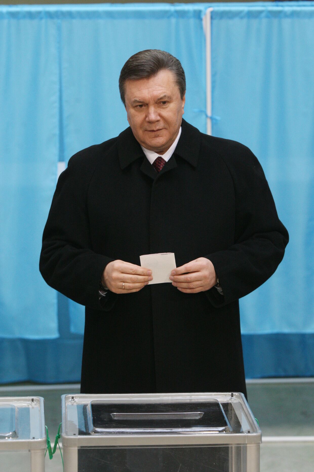 Виктор Янукович принял участие в голосовании в день второго тура выборов президента Украины