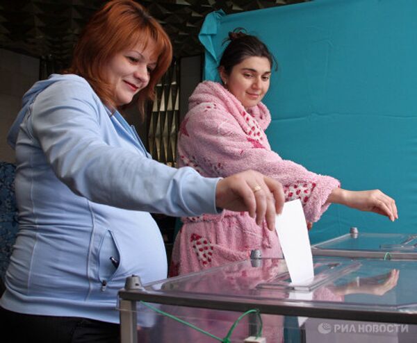 Голосование в Донецком областном центре материнства и детства