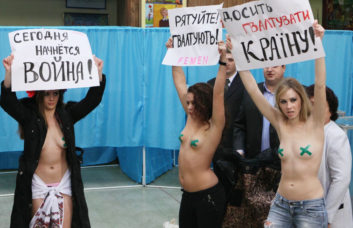 Участницы женского движения FEMEN на избирательном участке в Киеве