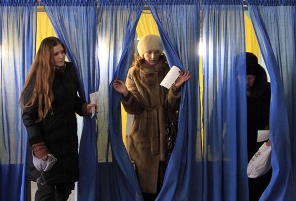 Голосование на одном из избирательных участков в день второго тура выборов президента Украины.