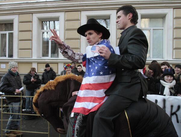 Участники партии Россия Молодая во время митинга перед украинским посольством