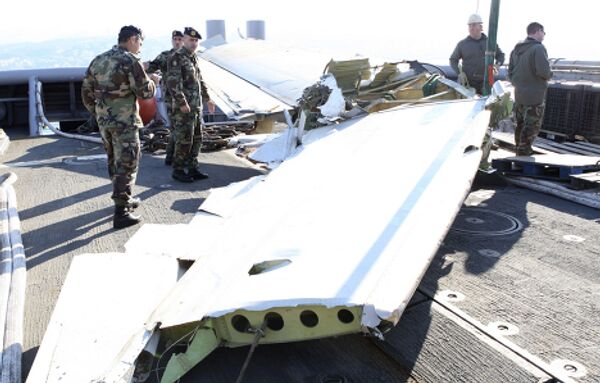 Спасатели продолжают поднимать обломки упавшего в Ливане самолета