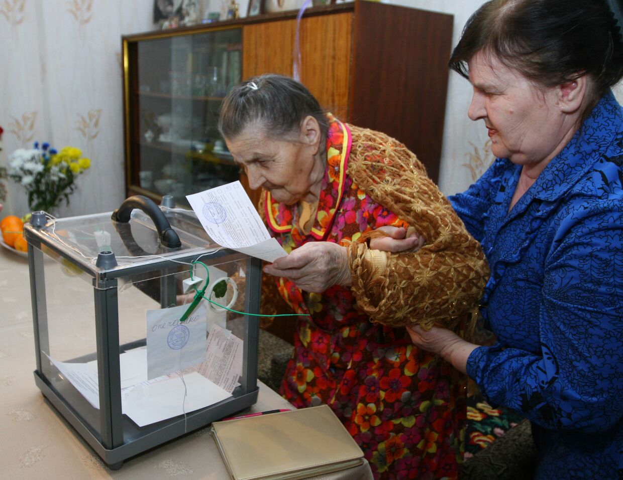 100-летняя жительница Донецка голосует дома в день второго тура выборов президента Украины