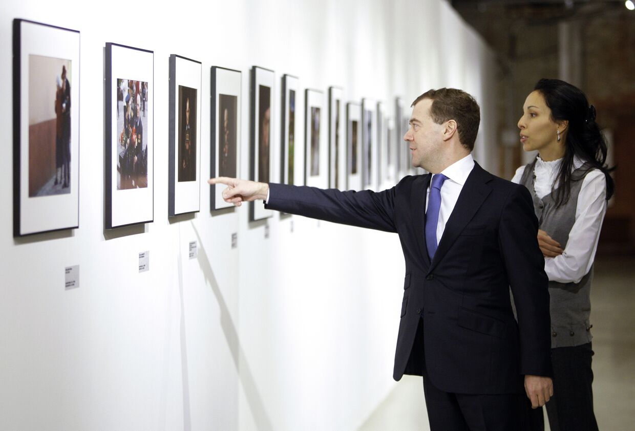 Дмитрий Медведев посетил выставку Лучшие фотографии России 2009