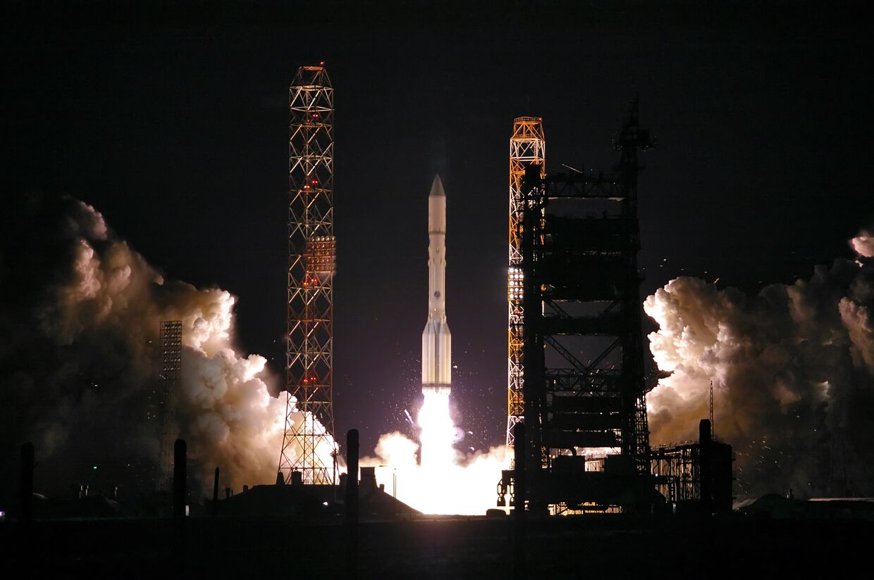 Пуск ракеты-носителя Протон-М со спутниками связи серии Экспресс с космодрома Байконур