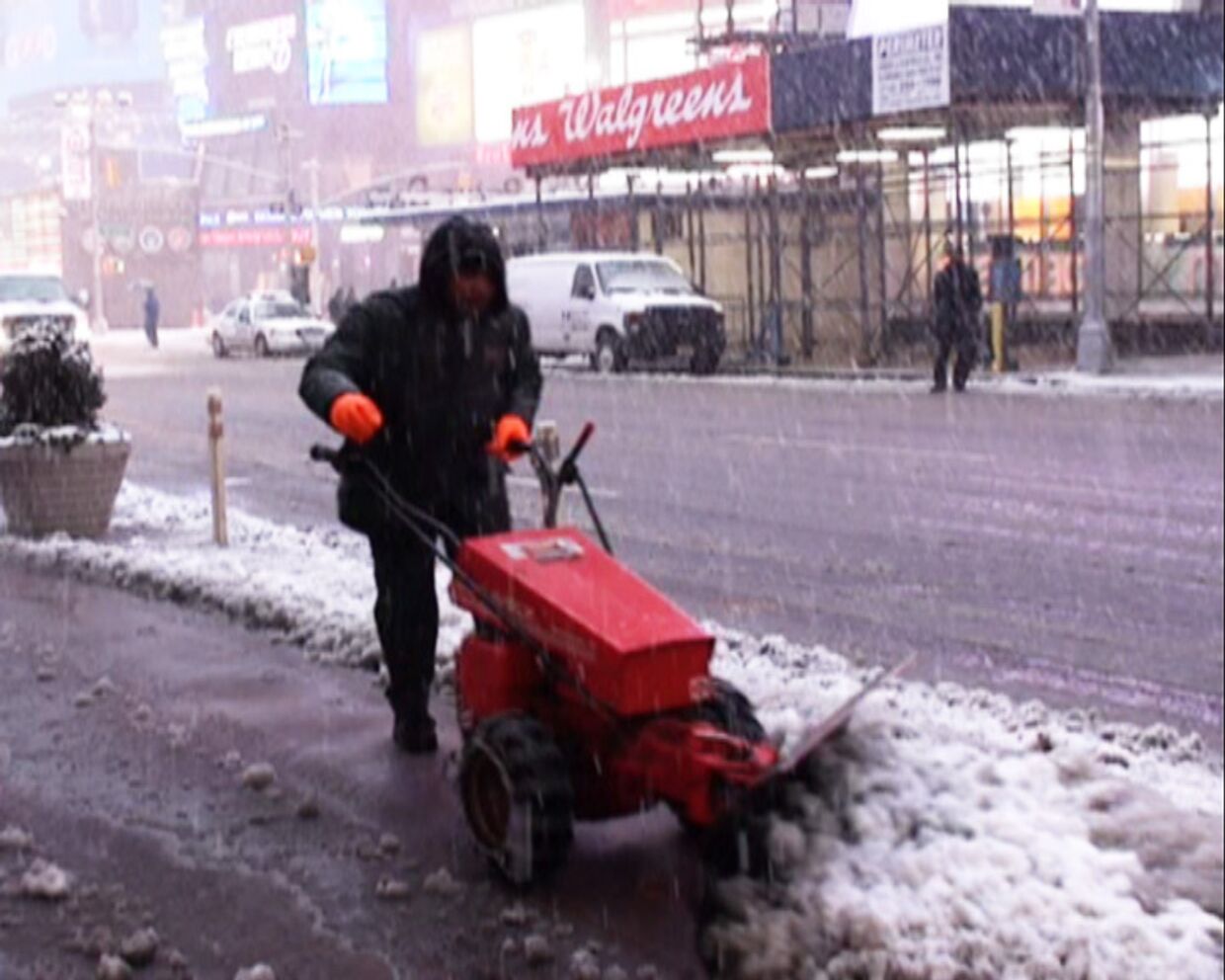 Снегопад в Нью-Йорке: апокалипсис на Таймс-Сквер и идиллия в пригороде