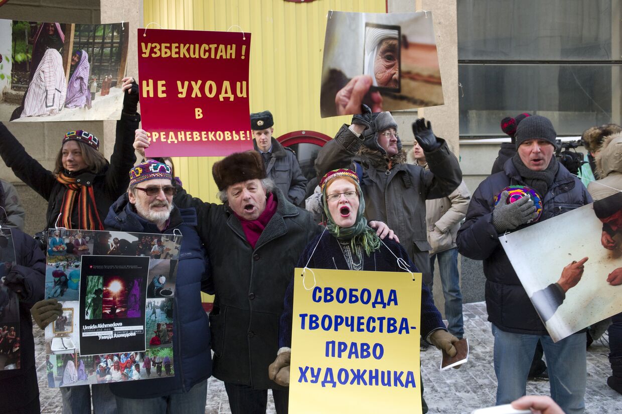 Пикет против гонений на Умиду Ахмедову прошел в Москве