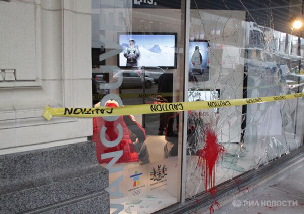 Разбитая витрина главного олимпийского магазина Ванкувера