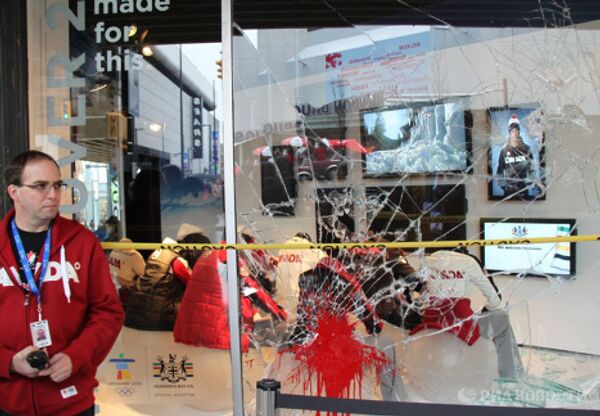 Разбитая витрина главного олимпийского магазина Ванкувера