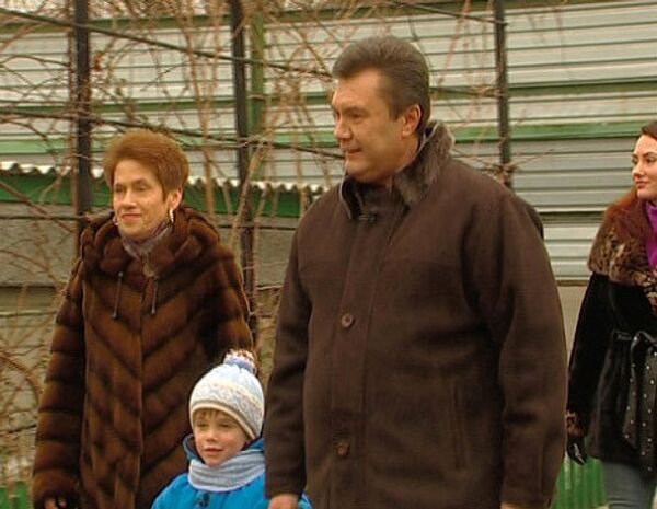 Виктор Янукович с супругой Людмилой и внуком