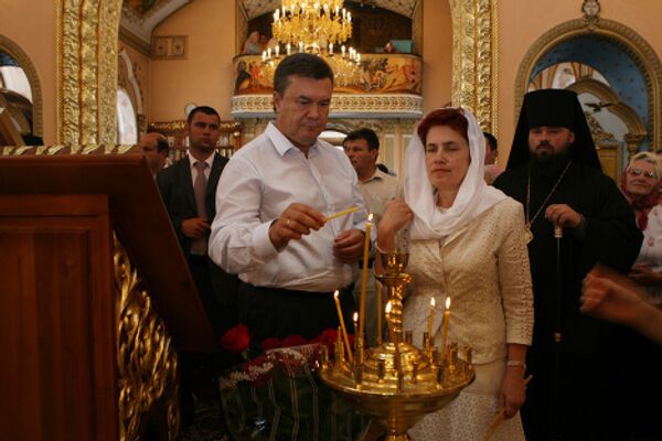 Виктор Янукович с супругой в церкви