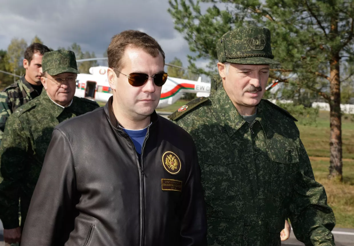 Президент РФ Дмитрий Медведев и президент Белоруссии Александр Лукашенко на полигоне Обуз-Лесновский в Брестской области