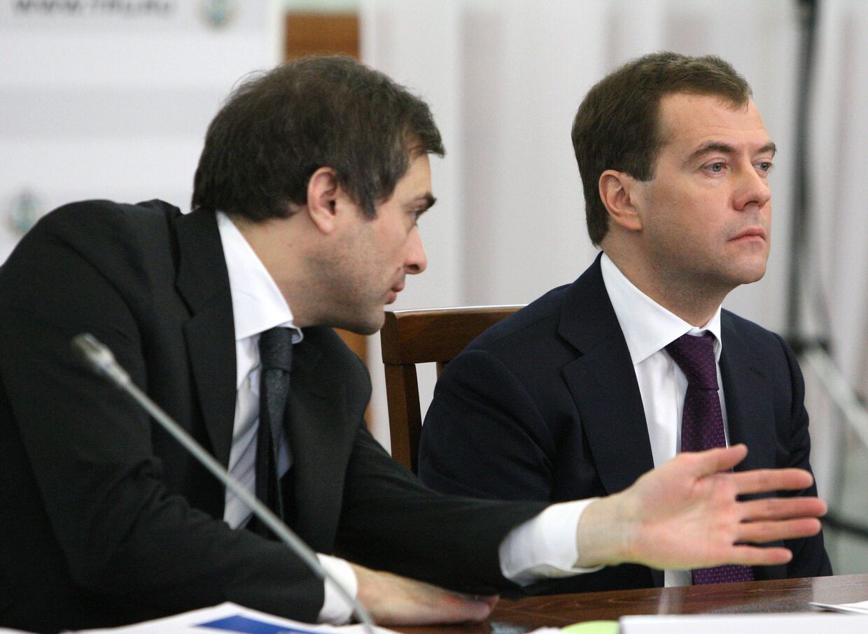 Владимир Сурков и Дмитрий Медведев на заседании комиссии по модернизации российской экономики