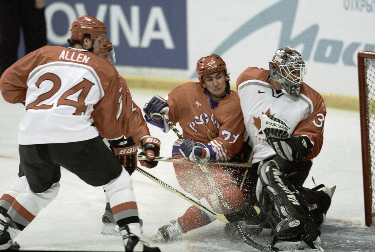 Игроки сборной команды России и Канады в момент матча хоккейного турнира Кубок Балтики