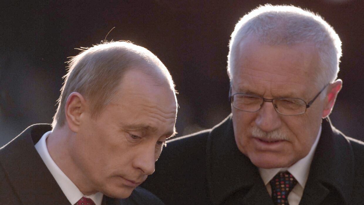 В.Путин, В.Клаус возложили венки к Мемориалу советским воинам