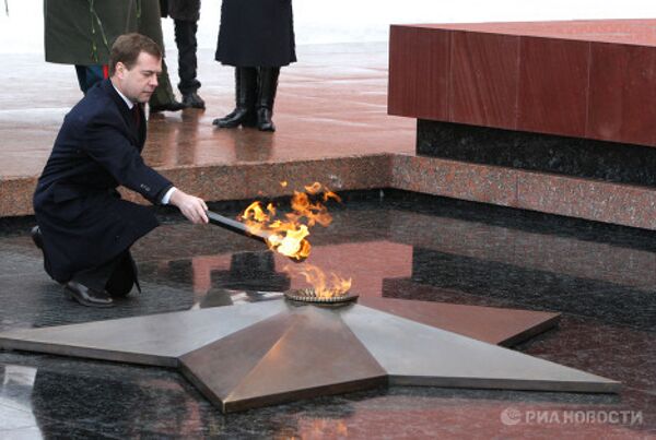 Президент РФ Д.Медведев принял участие в церемонии возвращения Вечного огня в Александровский сад