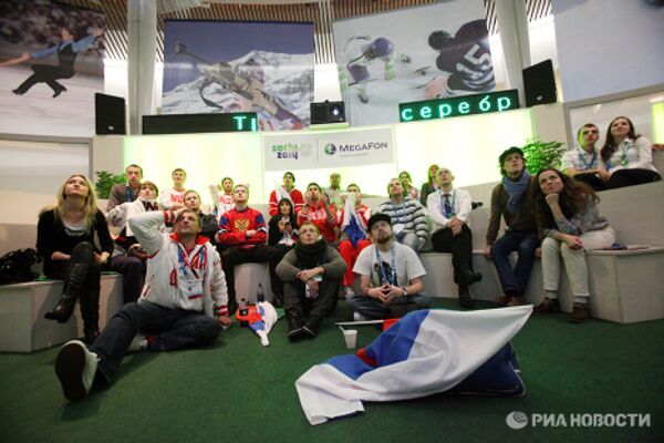 Болельщики сборной России в Русском доме после просмотра матча Канада-Россия 