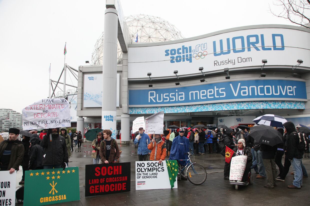 Акция против проведения Олимпиады в Сочи у  Русского дома в Ванкувере