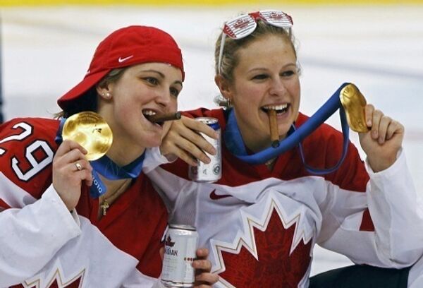 Хоккеистки Канады отметили победу сигарами и шампанским