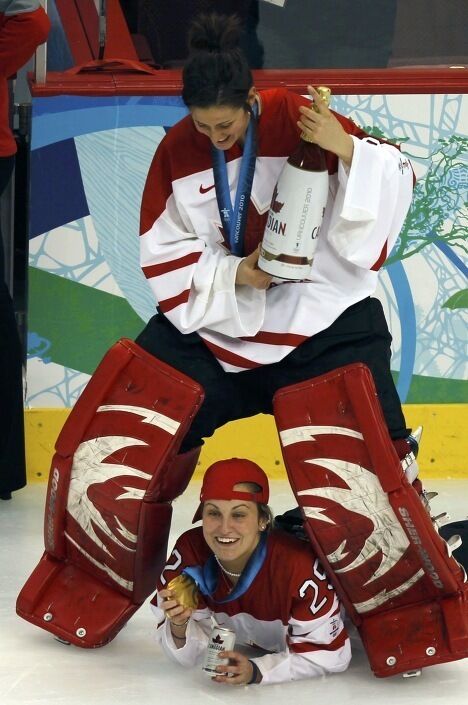 Хоккеистки Канады отметили победу сигарами и шампанским