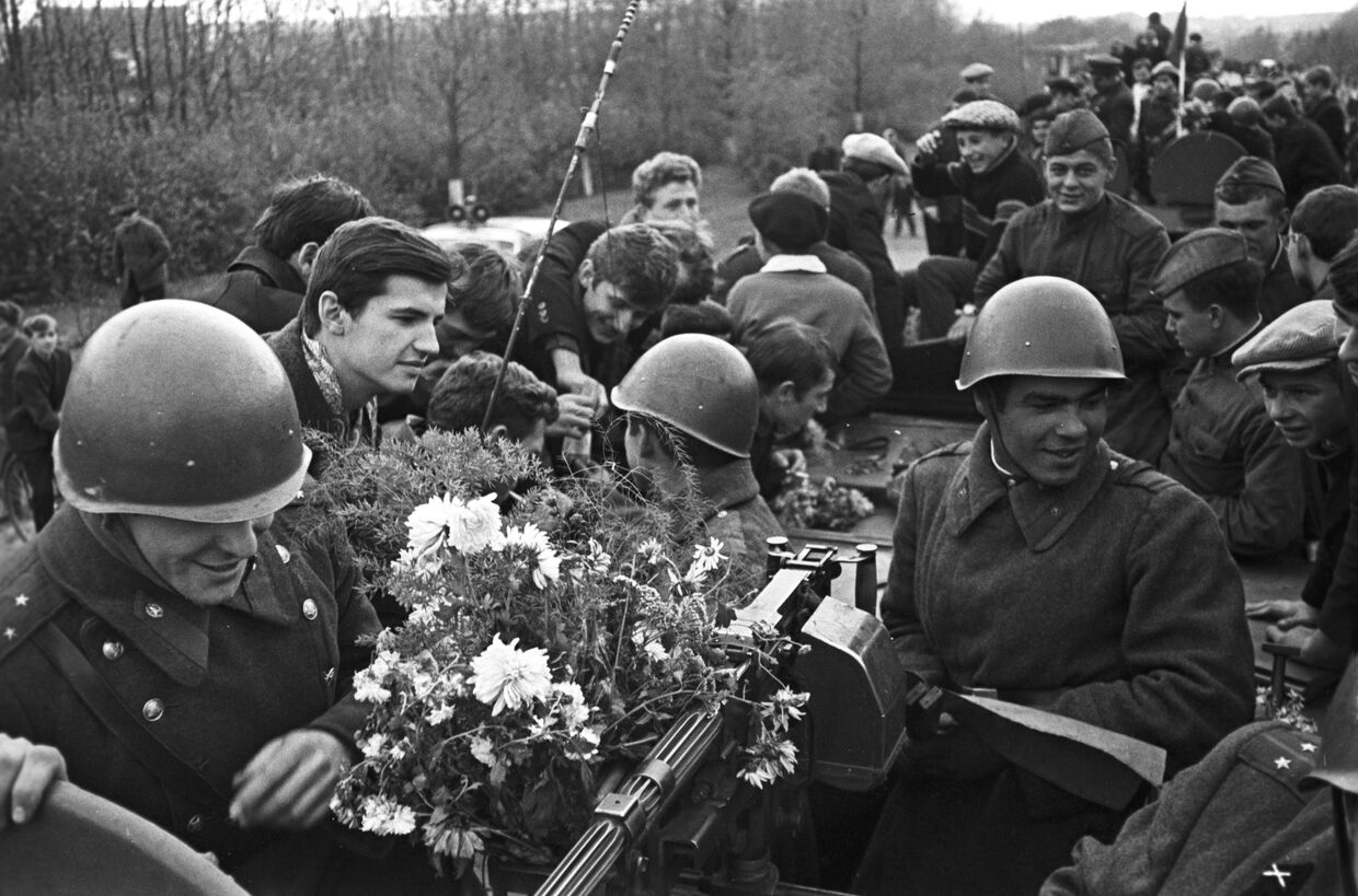 Советские войска, возвращающиеся из Чехословакии