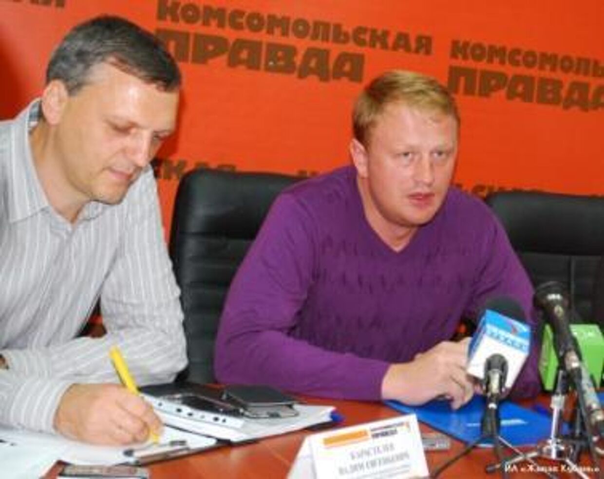 Правозащитник Вадим Карастелев (слева) и майор Дымовский