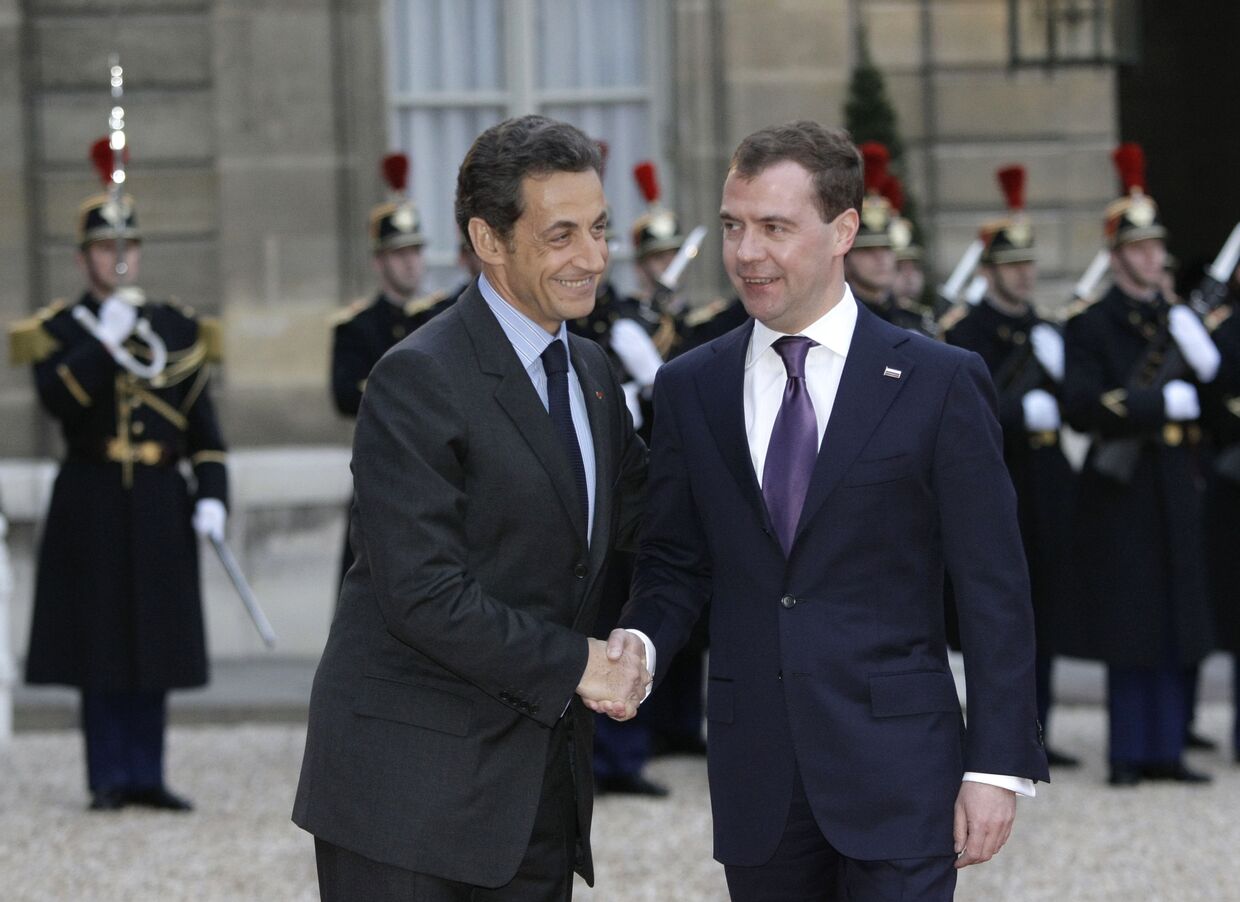 Президент России Д.Медведев на церемонии официальной встречи в Париже