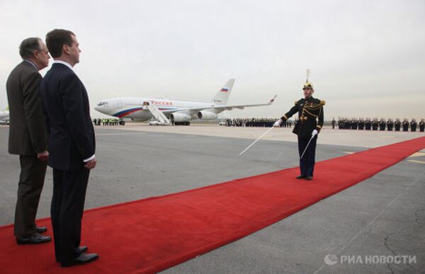 Президент России Д.Медведев на церемонии официальной встречи в аэропорту