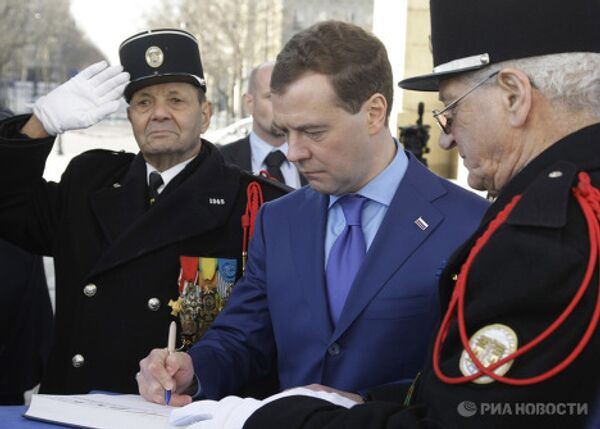 Президент РФ Д.Медведев возложил венок к Могиле Неизвестного солдата в Париже