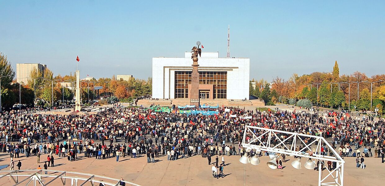 Бессрочный митинг оппозиции в Бишкеке