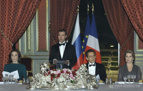 Д.Медведев с супругой С.Медведевой на торжественном обеде в Елисейском дворце