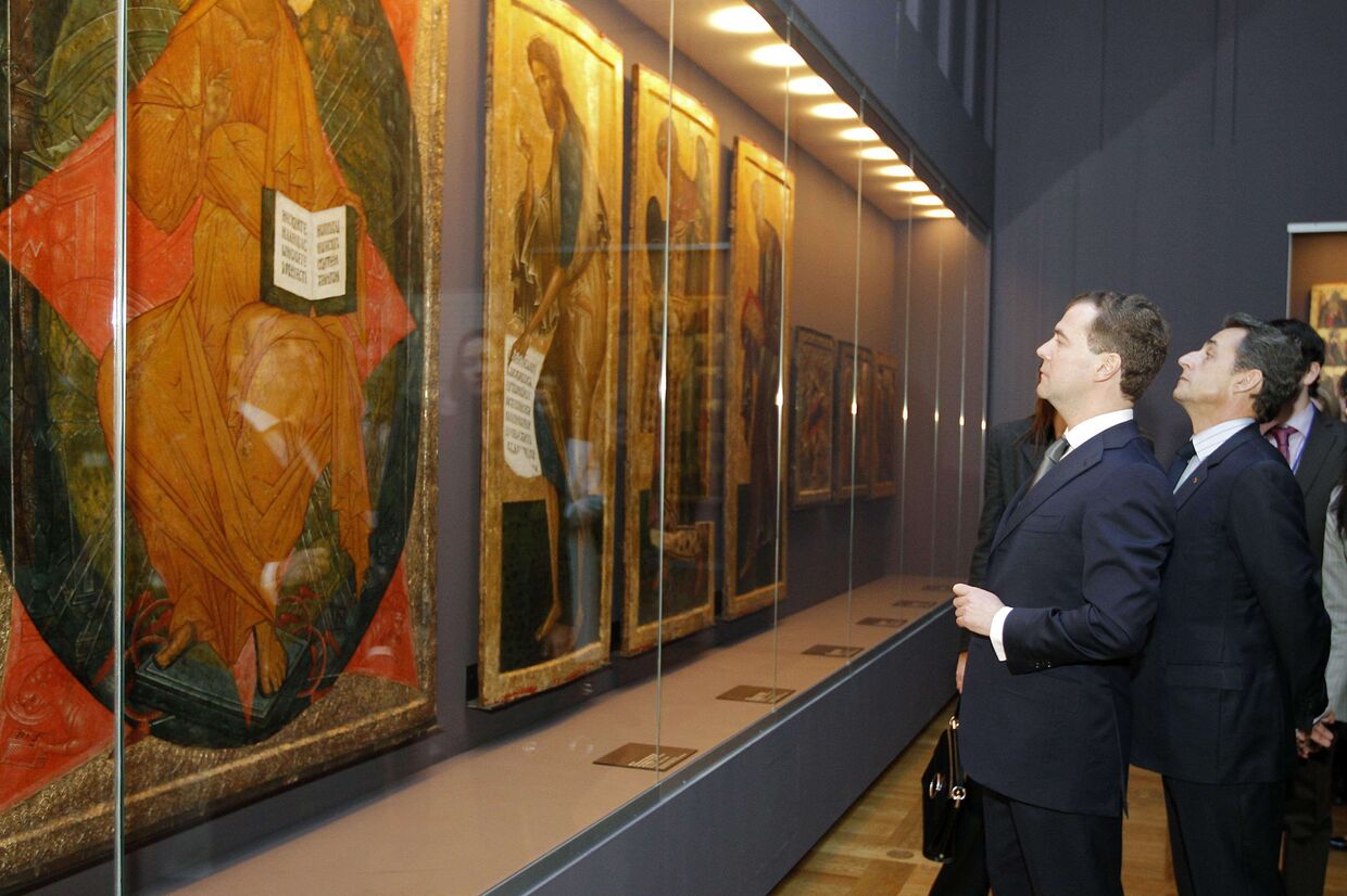 Президенты России и Франции открыли выставку Святая Русь в Лувре.