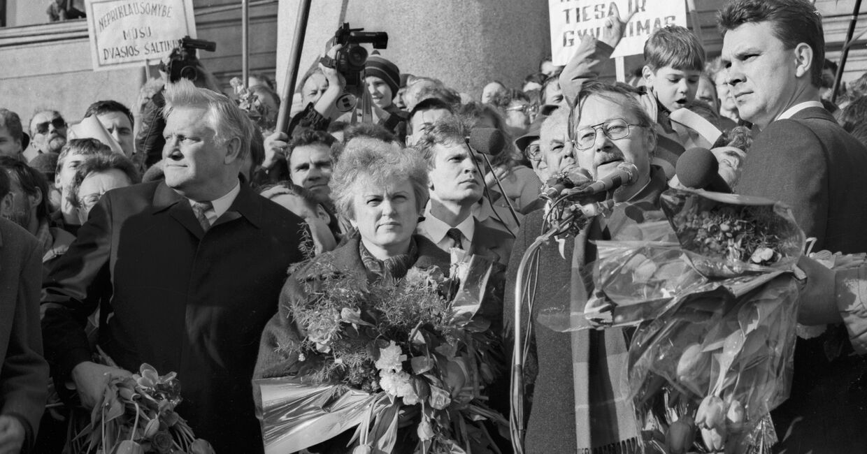 Витаутас Ландсбергис, Казимера Прунскине и Альгирдас Бразаускас на митинге в поддержку восстановления независимости Литвы