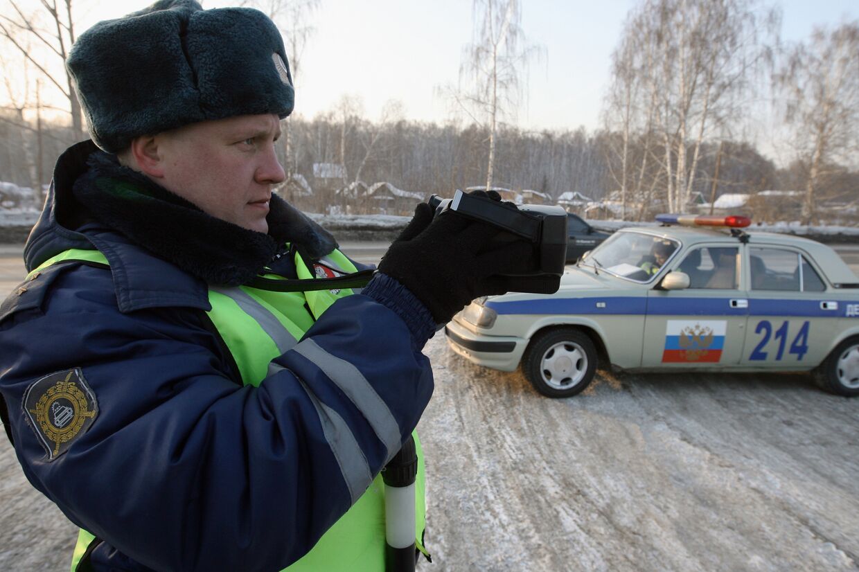 Работа сотрудников дорожно-патрульной службы ГИБДД в Новосибирске