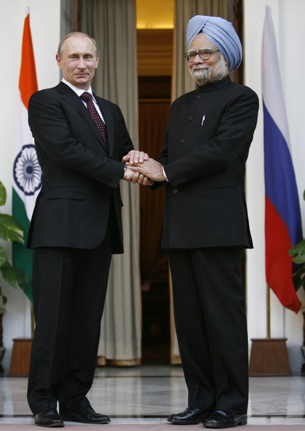 Председатель правительства РФ Владимир Путин во время встречи с премьер-министром Индии Манмоханом Сингхом (слева направо) у Хайдерабадского дворца.