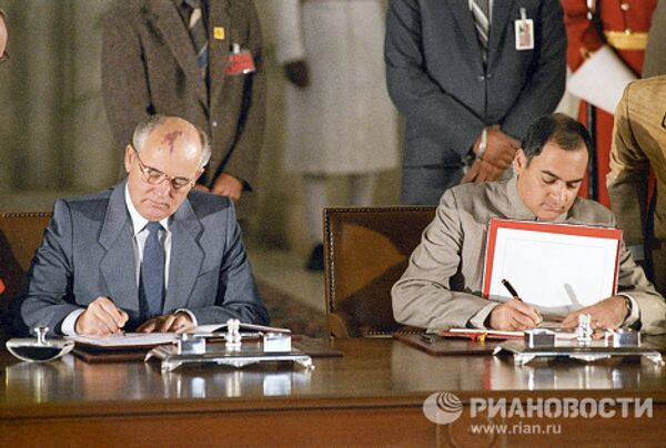 М.С.Горбачев и Р.Ганди во время подписания Делийской декларации