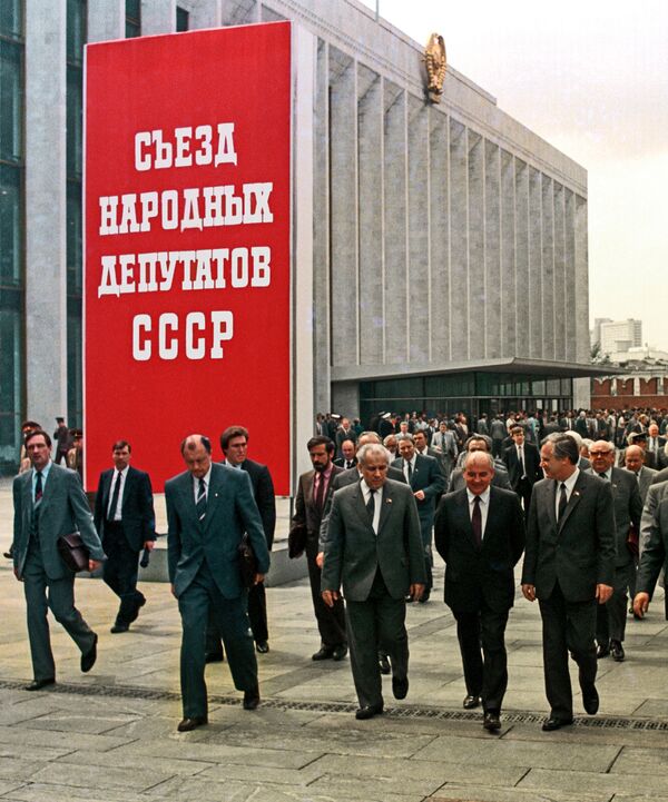 А.Лукьянов, М.Горбачев и Н.Рыжков после заседания съезда народных депутатов СССР