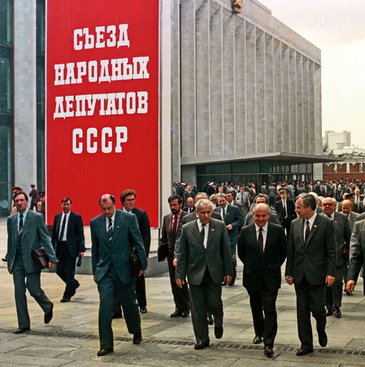 А.Лукьянов, М.Горбачев и Н.Рыжков после заседания съезда народных депутатов СССР