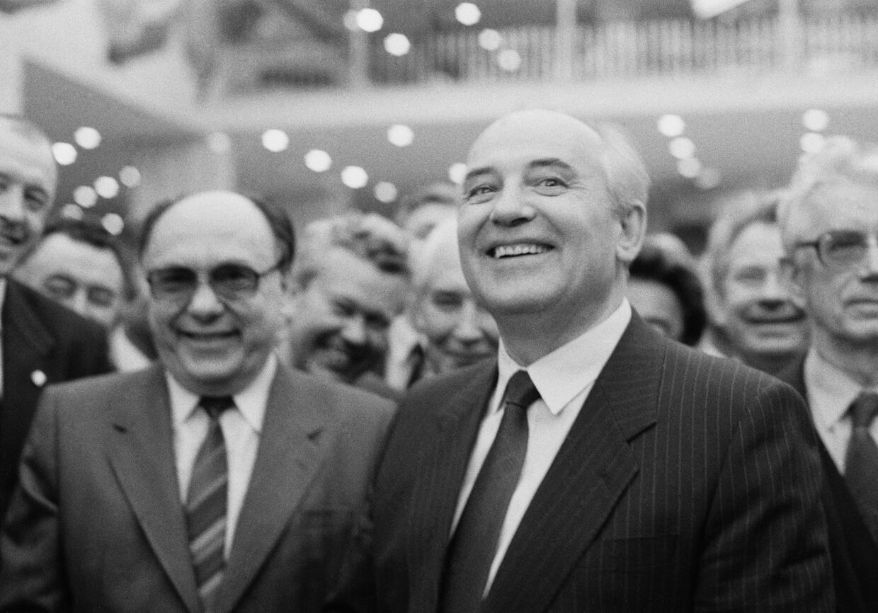 Горбачев курс на перестройку. Горбачев СССР. А.Н.Яковлев и Горбачев в Канаде 1983.